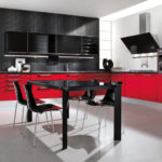 Kombinácia červenej a čiernej farby v dizajne kuchyne