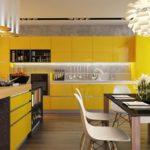 Warna kuning dalam reka bentuk dapur dalam gaya moden