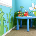 Ziedu zīmējumi uz bērnu istabas sienas