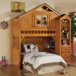 Dětská postel v podobě dřevěného domu
