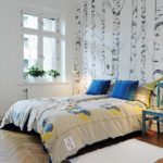 The combination of plain wallpaper with a vegetable print