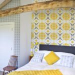Giấy dán tường màu vàng xám trong phòng ngủ của một ngôi nhà nông thôn