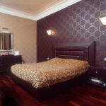 The combination of dark and light wallpaper in the design of the bedroom