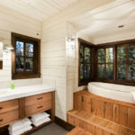 Μπάνιο σε ξύλινο βάθρο σε ιδιωτικό σπίτι