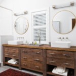 Badkamer met twee wastafels op een houten sokkel