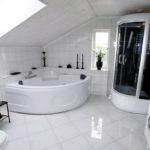 Akrilo kampinė vonia privataus namo palėpėje