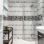 Grey mosaic sa loob ng banyo