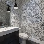 Interior de baño gris y blanco