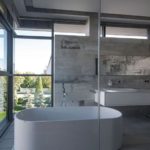 Badkamer met panoramische ramen in een landhuis