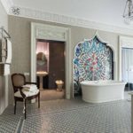Elegantiškas rytietiško stiliaus vonios kambarys