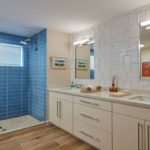 Blauwe kleur in het ontwerp van de badkamer