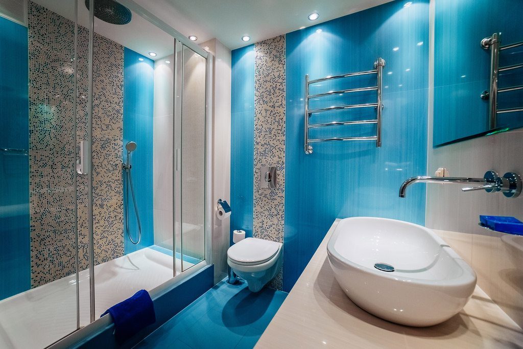 Modern bir banyo tasarımında mavi renk