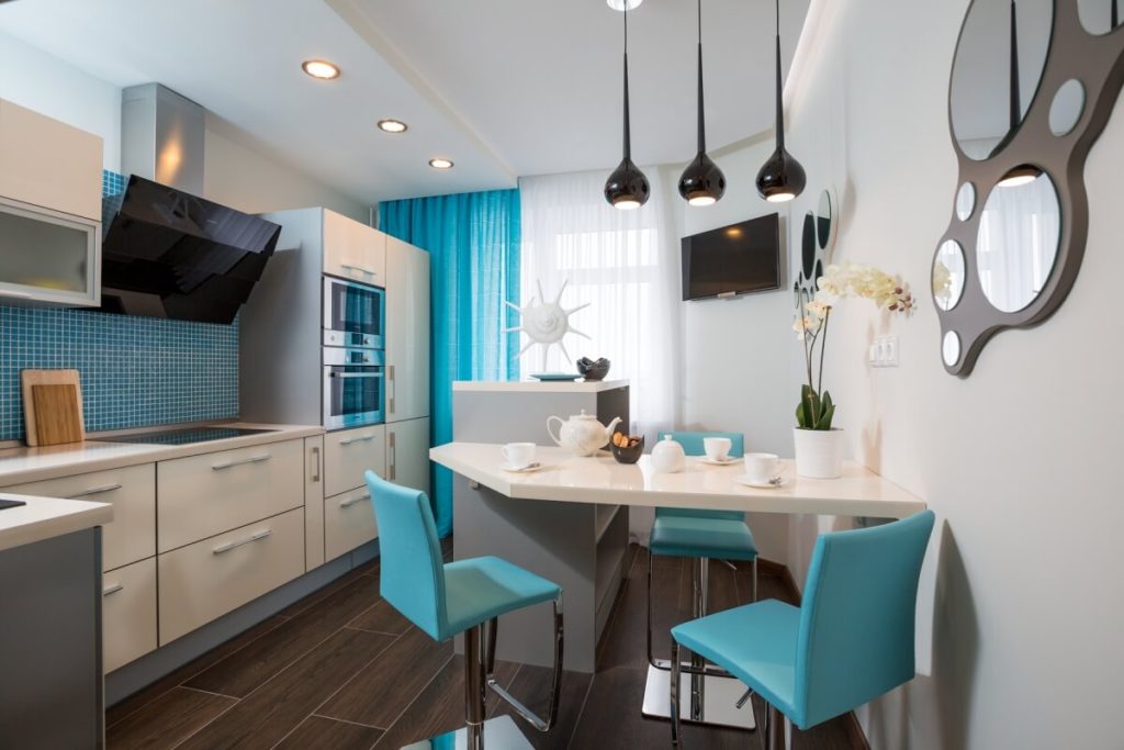 Zila krāsa virtuves interjerā ar 10 kvadrātu platību