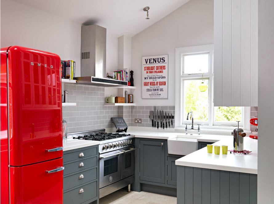 Cozinha de estilo retro com frigorífico vermelho.
