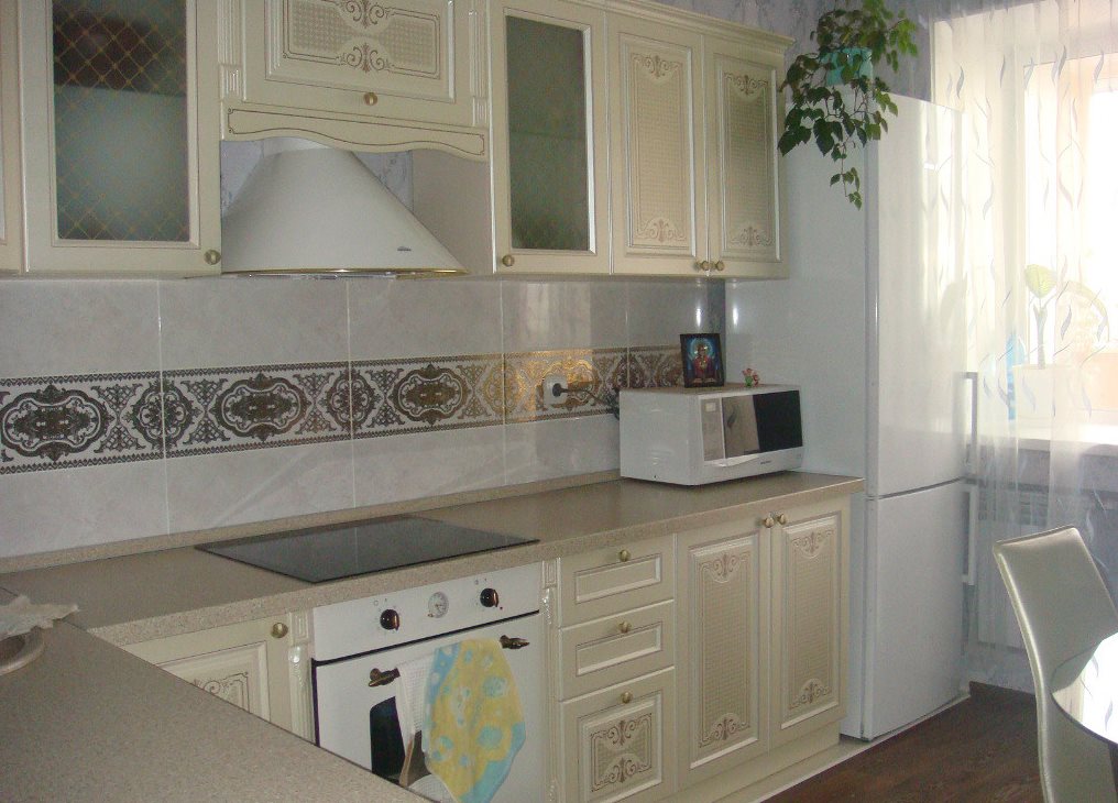Ъглово оформление на кухнята с хладилник за прозорци