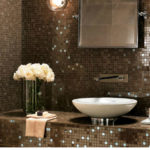 L'intérieur de la salle de bain avec une mosaïque séduit par sa beauté
