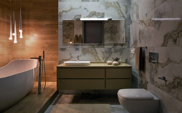 Intérieur de salle de bain en marbre