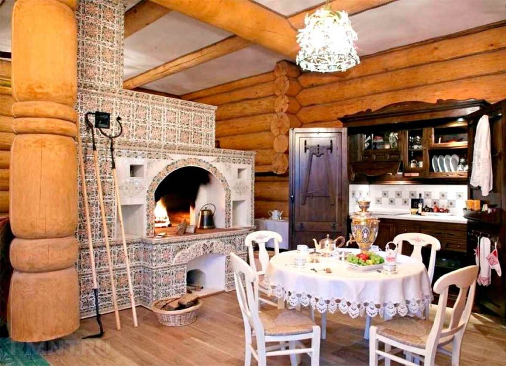 Menghadapi dapur Rusia dengan jubin di dalam rumah log
