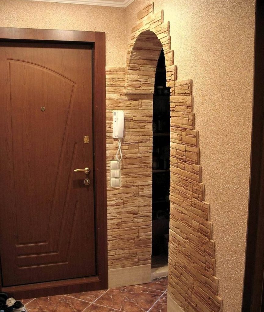 Decoration of the hallway walls with natural stone