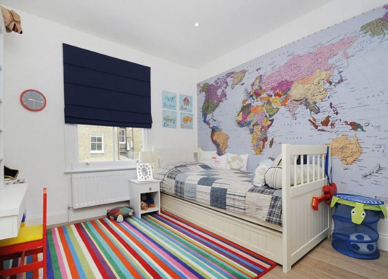 Pasaules karte uz bērnu guļamistabas sienas