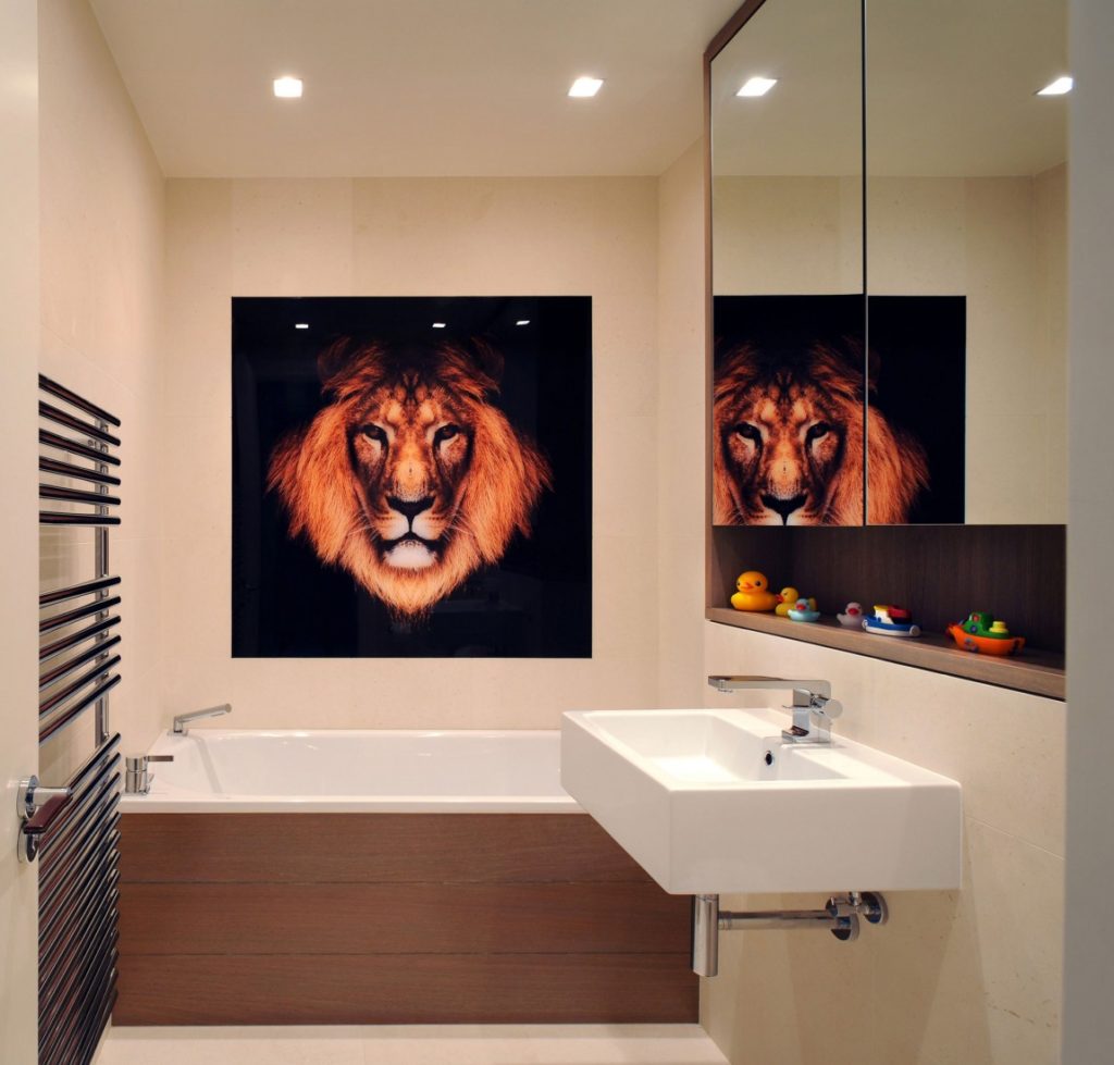 Leeuw schilderij op de badkamer muur