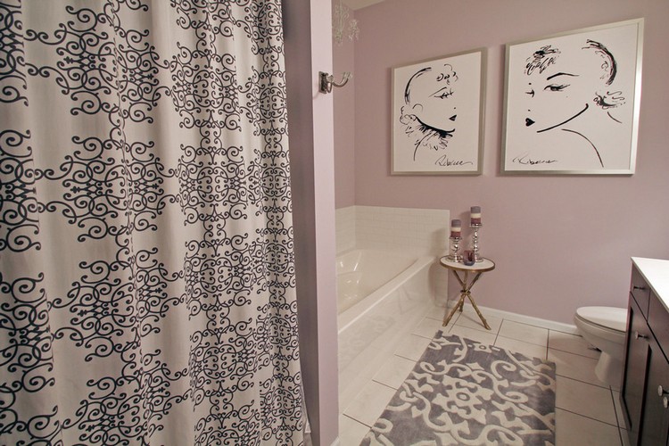Interiér modernej kúpeľne s obrazmi na stene