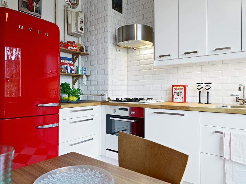 Beyaz duvarlı mutfakta kırmızı buzdolabı