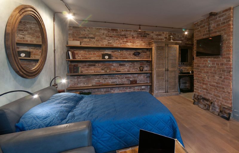 Guļamistabas-dzīvojamās istabas dizains bēniņu stilā