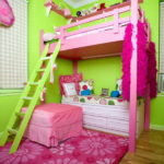 Rozā divstāvu gulta ar zaļām kāpnēm