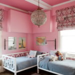 Růžové stěny v dětském pokoji