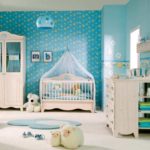 Modré stěny v pokoji malého chlapce