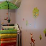 Výkresy na růžové zdi v dětském pokoji