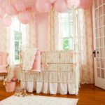 Slavnostní dekorace místnosti pro propuštění novorozence