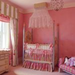 Rózsaszín falak a lány szobájában festés