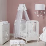 Wit meubilair in de slaapkamer van een pasgeborene