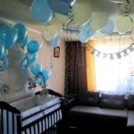 Blauwe ballonnen in een kinderkamer