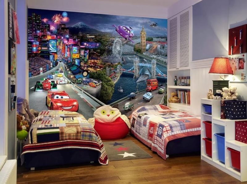 Dve postele v detskej izbe s tapetami od Cartoon Cars