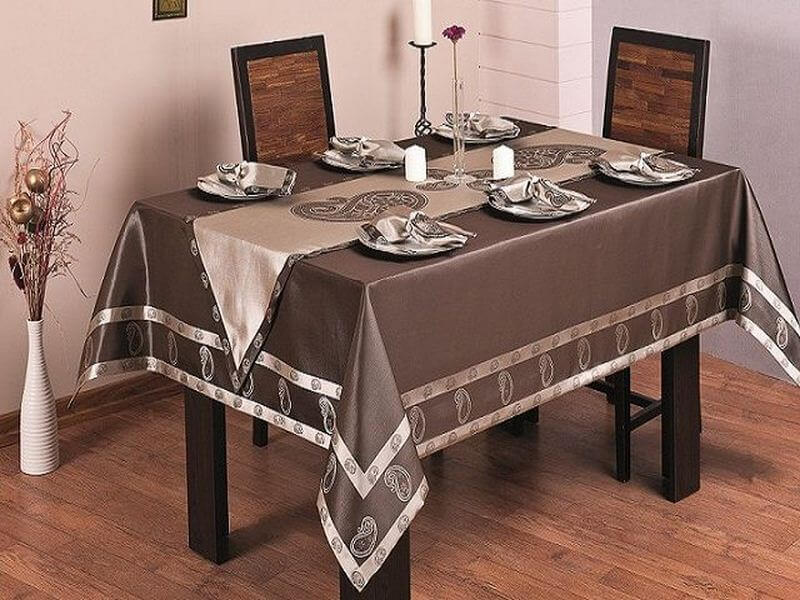 Toalha de mesa marrom na sala de jantar