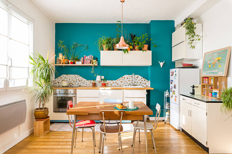 Decorating the kitchen of a private house with living plants