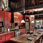Vörös-barna konyha egy vidéki házban