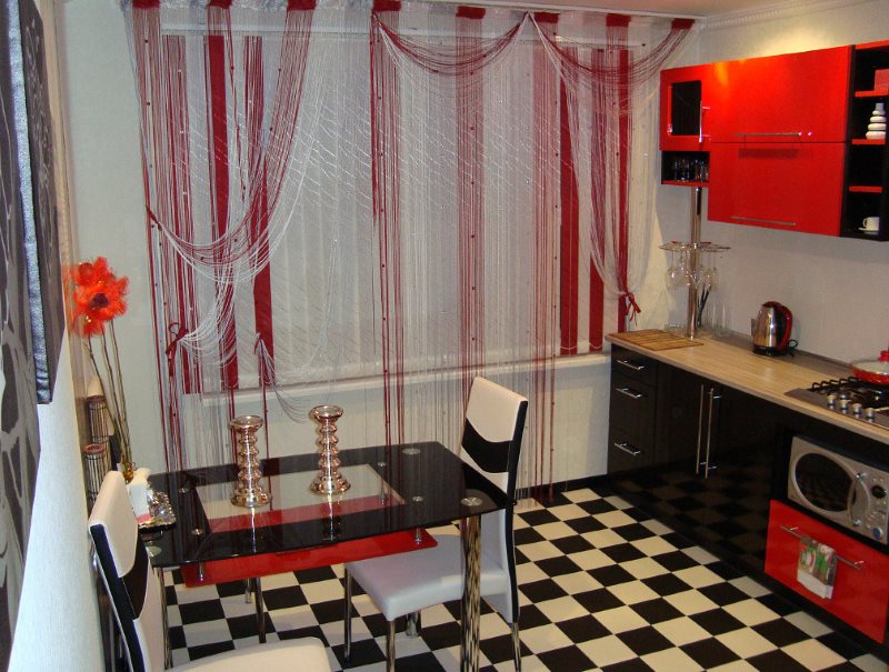 Zwarte en rode kleuren in het ontwerp van de keukenruimte