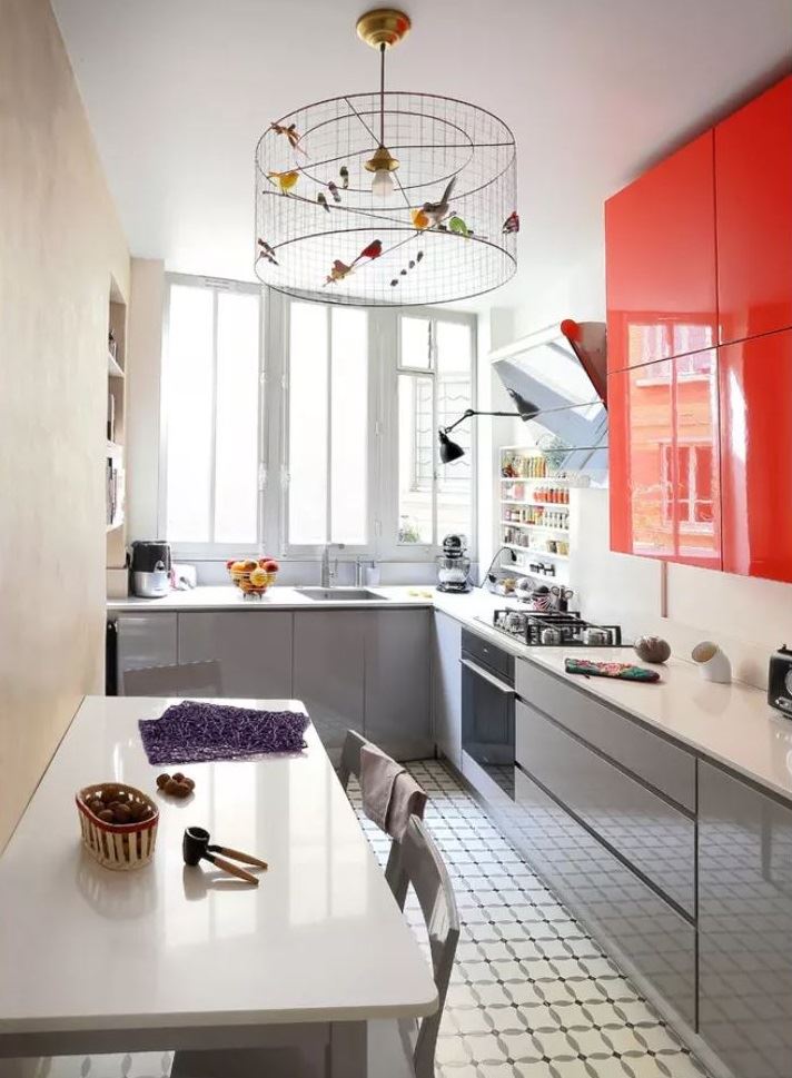 Kooikroonluchter met vogels in het ontwerp van de keuken 5 vierkante meter