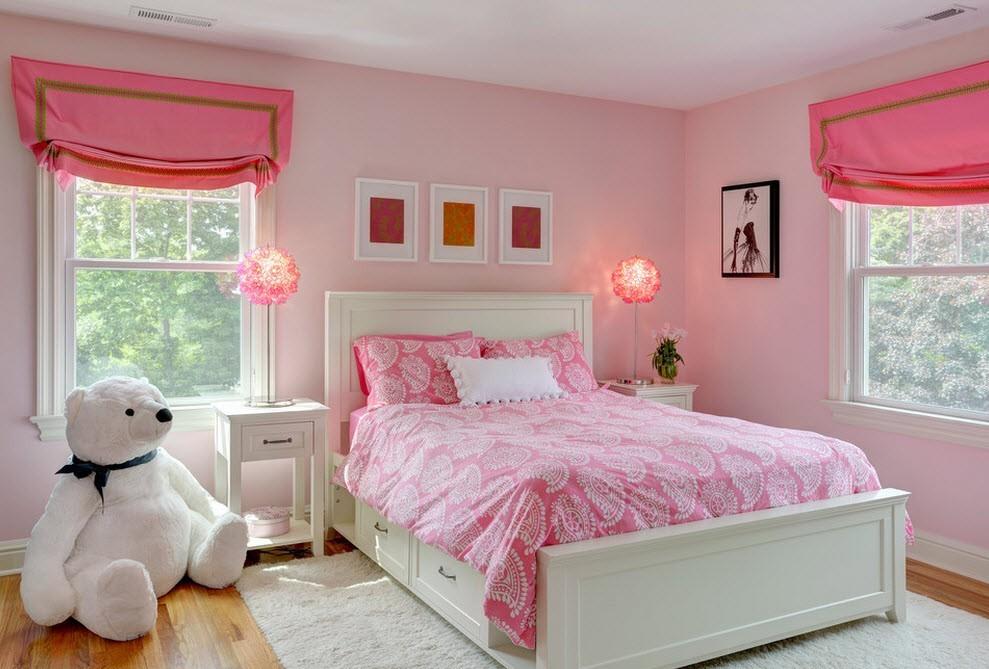 Rozā gultas pārklāja kombinācija ar līdzīgas krāsas aizkariem