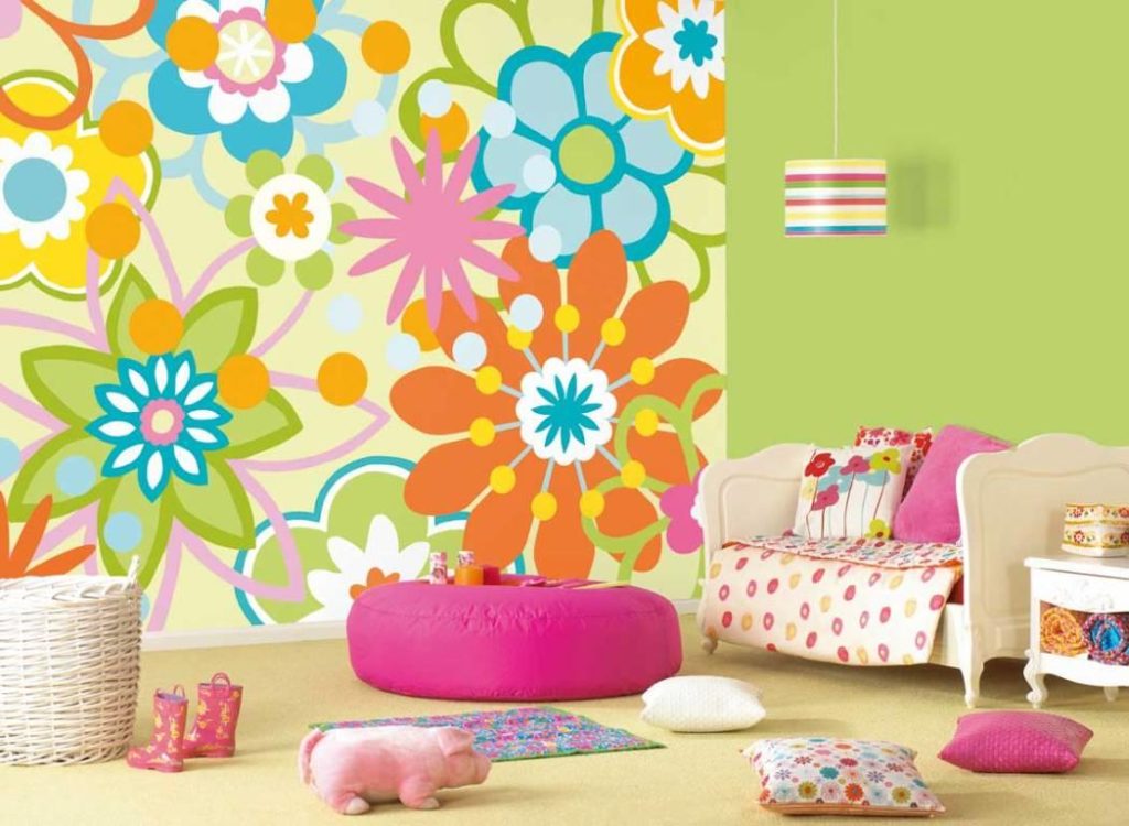 Világos virágos háttérkép a gyermekek hálószobájában