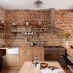 Bois et brique dans la conception de la cuisine dans le style loft