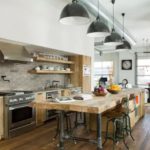 Een tafel met planken in de keuken van een landhuis