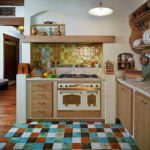 Keramiske mosaikfliser på køkkengulvet.