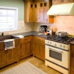 Perabot dapur dengan fasad kayu