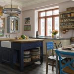 Zila krāsa lauku virtuves dizainā