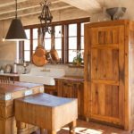 Tủ gỗ trong nhà bếp của một ngôi nhà nông thôn